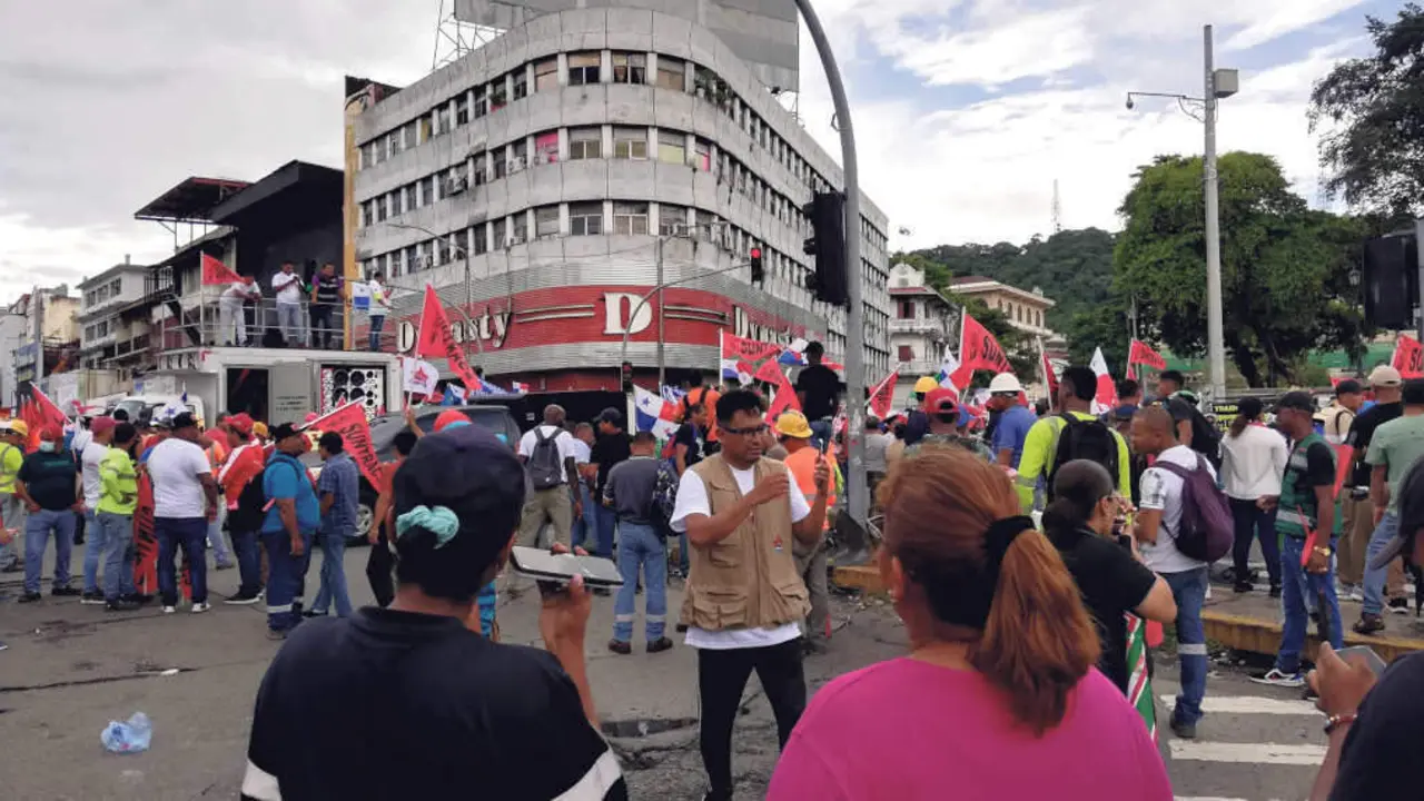 Manifestantes paname&ntilde;os contra o contrato mineiro concentrados ante a Asemblea Nacional de Panam&aacute; o pasado 31 de outubro (Foto: N&oacute;s Diario).