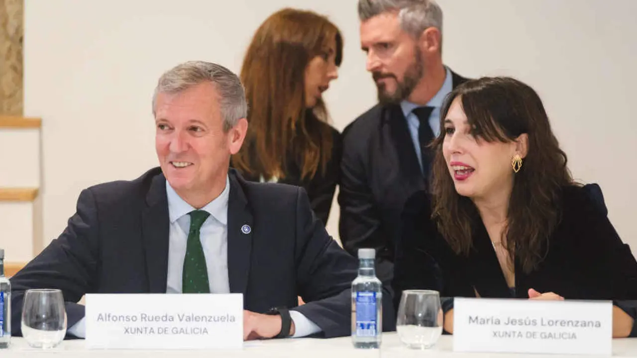 O presidente Alfonso Rueda e a conselleira Mar&iacute;a Jes&uacute;s Lourenz&aacute; reprenderon a Xustiza por sentenzas contra e&oacute;licos (Foto: Xunta da Galiza).