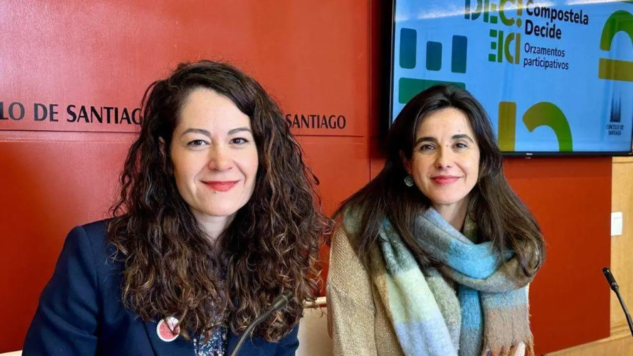 A concelleira de Xuventude de Compostela, Mar&iacute;a Rozas, e a respons&aacute;bel do departamento, Noela Vilas. (Foto: Concello de Compostela)