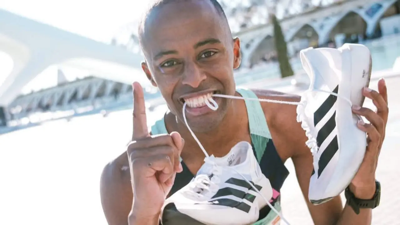 O galego rachou o domingo co r&eacute;cord de Espa&ntilde;a de marat&oacute;n. (Foto: Adidas).