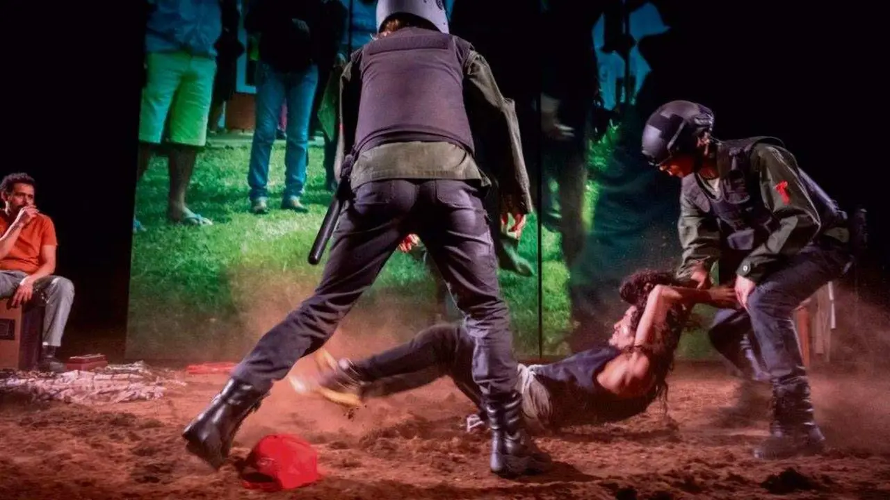 O teatro dialoga co v&iacute;deo na obra de Milo Rau. (Foto: Kurt Van Der Eist)