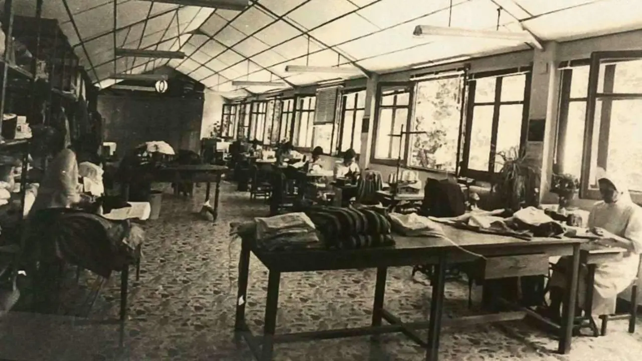 Mulleres nun obradoiro de costura. Detalle dunha das imaxes da mostra 'Voces esquecidas. As mulleres do Hospital de Conxo'. (Foto: Xunta da Galiza)
