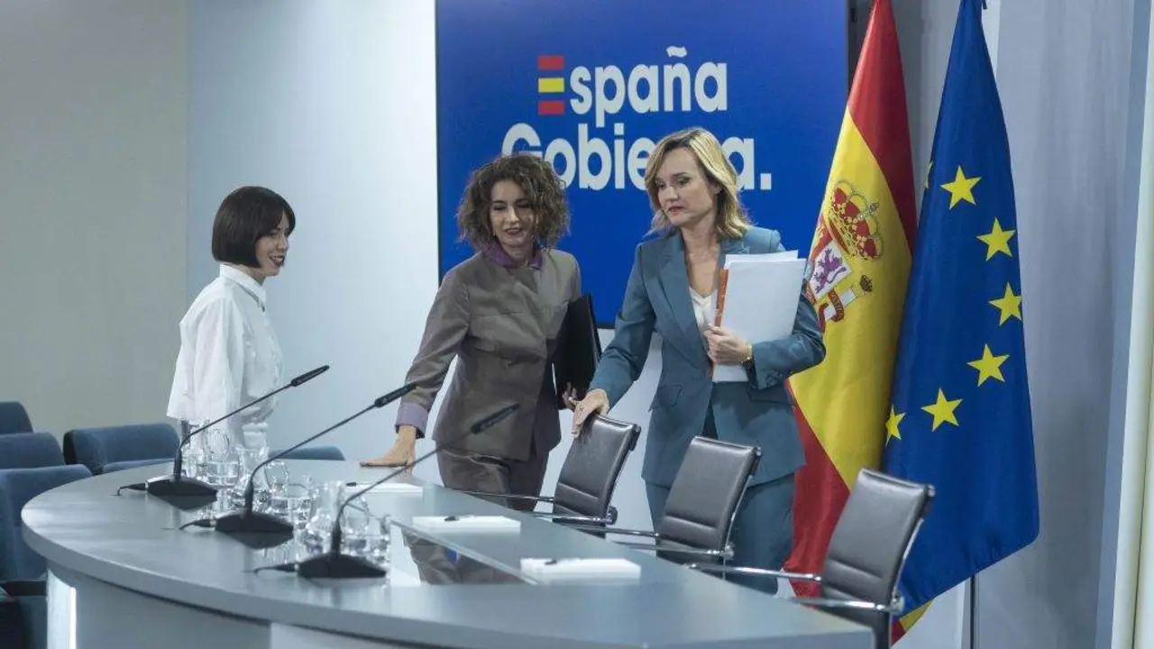 As ministras Diana Morant, Mar&iacute;a Jes&uacute;s Montero e Pilar Alegr&iacute;a, hoxe, en rolda de prensa ap&oacute;s o Consello de Ministros. (Foto: Alberto Ortega / Europa Press)