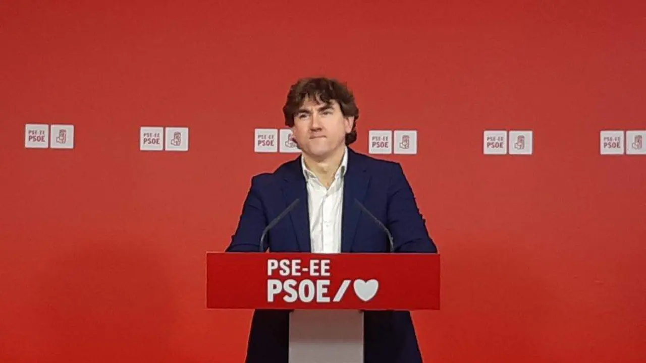 O secretario xeral do PSE-EE, Eneko Andueza, hoxe, en rolda de prensa. (Foto: Europa Press)