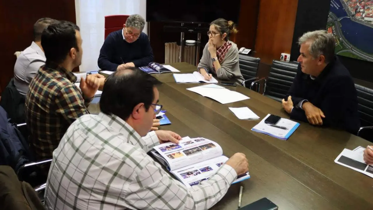 Miguel Anxo Fern&aacute;ndez Lores (na cabeceira) foi designado como presidente do Comit&eacute; Organizador. (Foto: Concello de Pontevedra).
