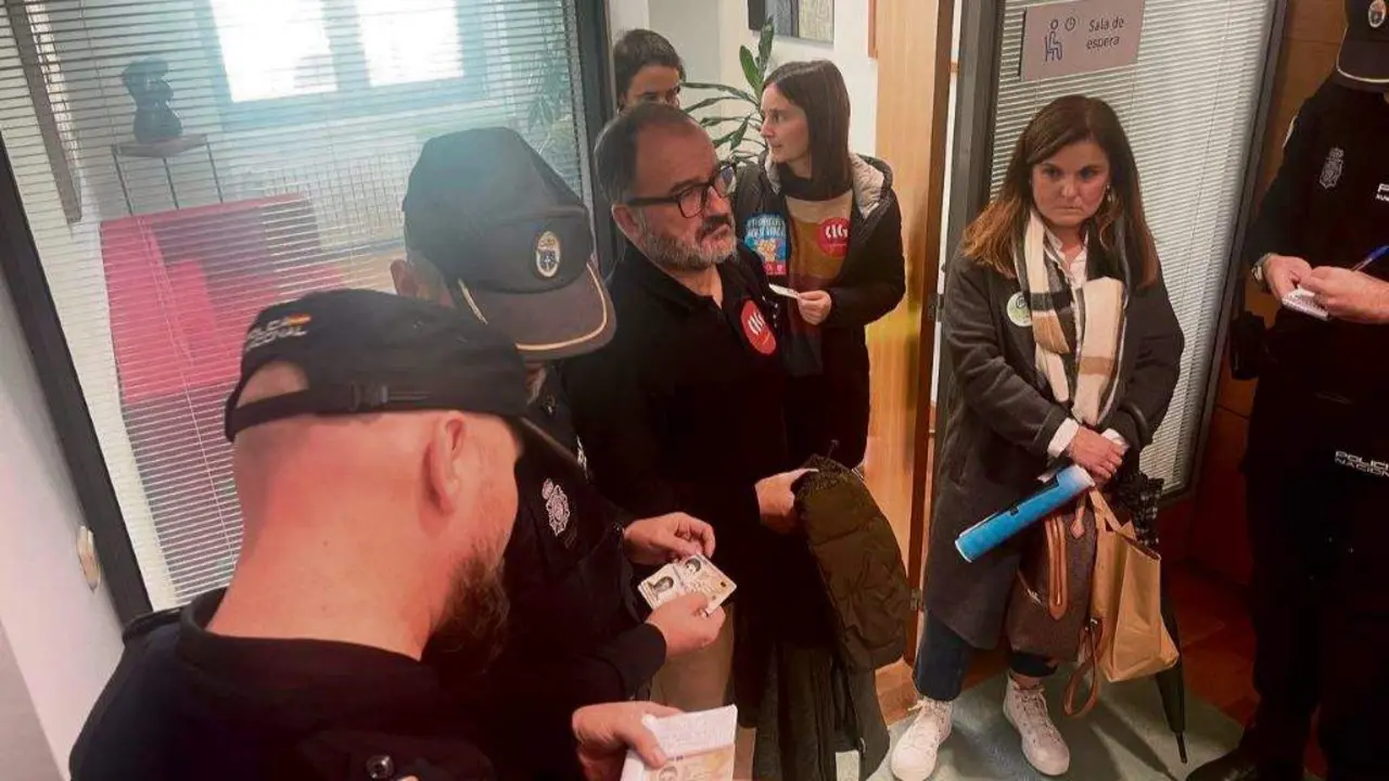 A Polic&iacute;a identificou e desaloxou os participantes no feche nas dependencias da Consellar&iacute;a. (Foto: N&oacute;s Diario)