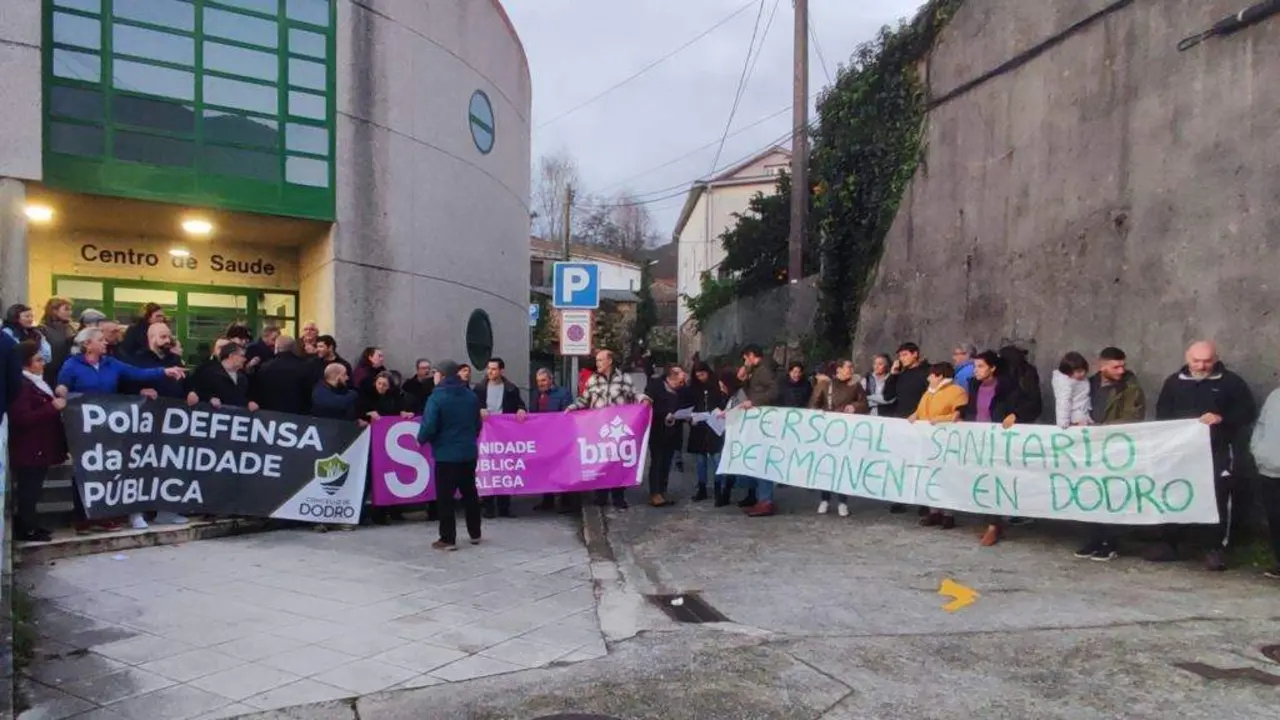 Concentraci&oacute;n, esta quinta feira, ante o centro de sa&uacute;de de Dodro (O Sar). (Foto: N&oacute;s Diario)