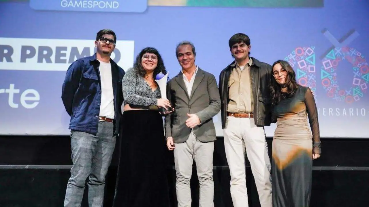Os integrantes do estudo Gamespond e antigos alumnos de Campus Industrial de Ferrol, Diego P&eacute;rez, M&oacute;nica Garc&iacute;a, Juan Garc&iacute;a e M&oacute;nica Garc&iacute;a, xunto ao director xeral da Asociaci&oacute;n Espa&ntilde;ola de Videoxogos (AEVI), Jos&eacute; Mar&iacute;a Moreno. (Foto: PlayStation Talents)