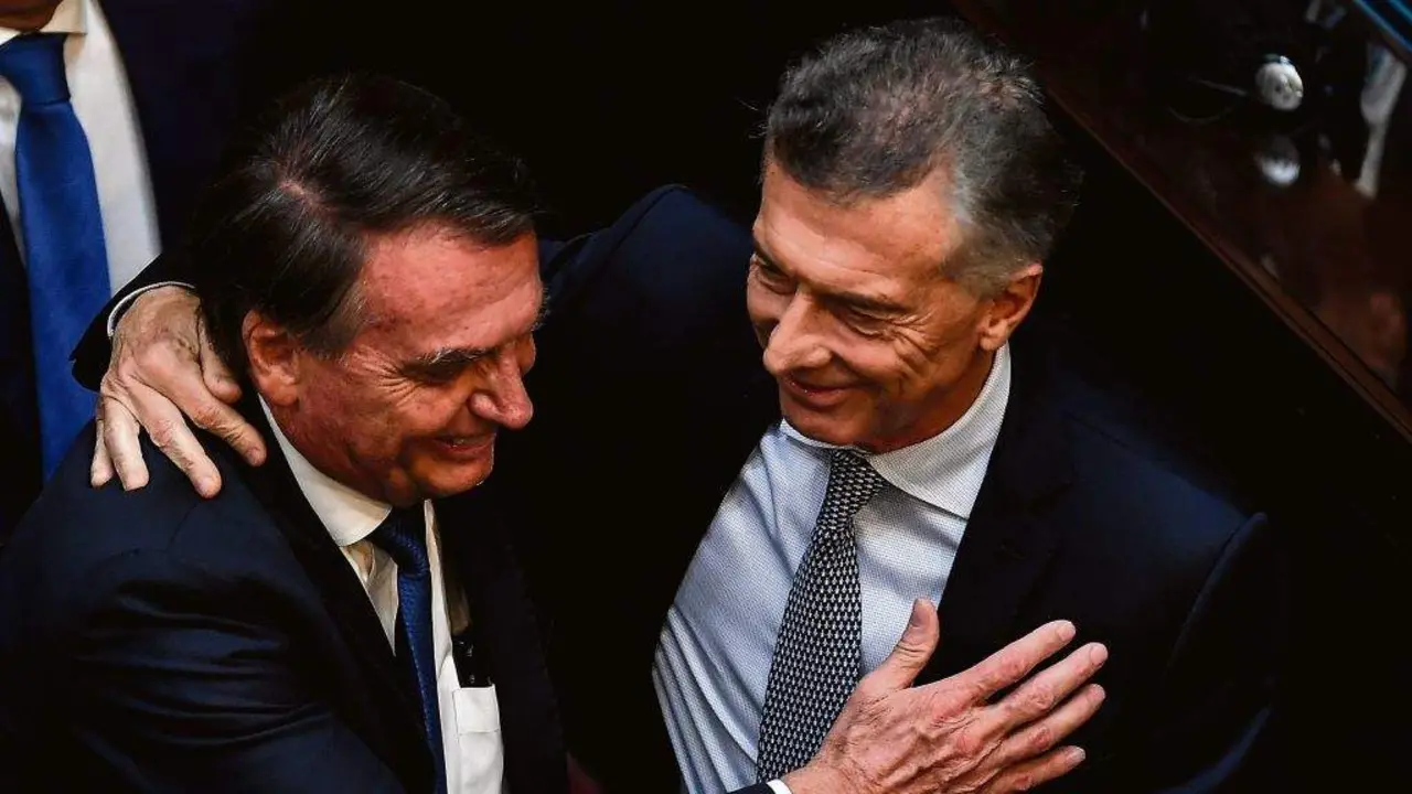 O ex presidente brasileiro Jair Bolsonaro abra&ccedil;a o ex presidente da Argentina Mauricio Macri durante a cerim&ocirc;nia de posse de Javier Milei. (Foto: Fernando Gens)