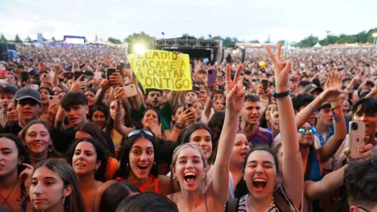 Ambiente durante unha actuaci&oacute;n do rapeiro Eladio Carri&oacute;n no festival 'O Son do Cami&ntilde;o' o pasado mes de xu&ntilde;o. (Foto: &Aacute;lvaro Ballesteros / Europa Press)