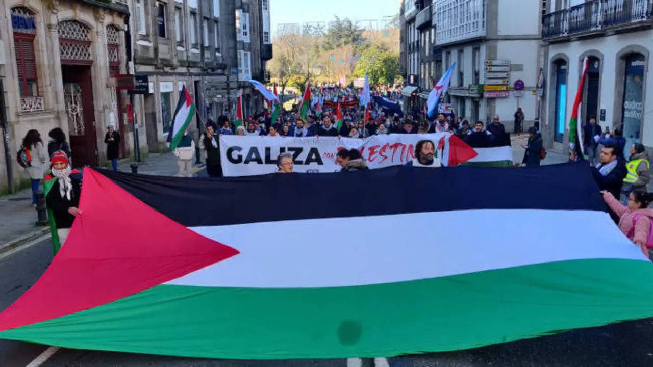 Cabeza da manifestaci&oacute;n en solidariedade con Palestina polas r&uacute;as de Compostela. (Foto: Nacho Pav&oacute;n).