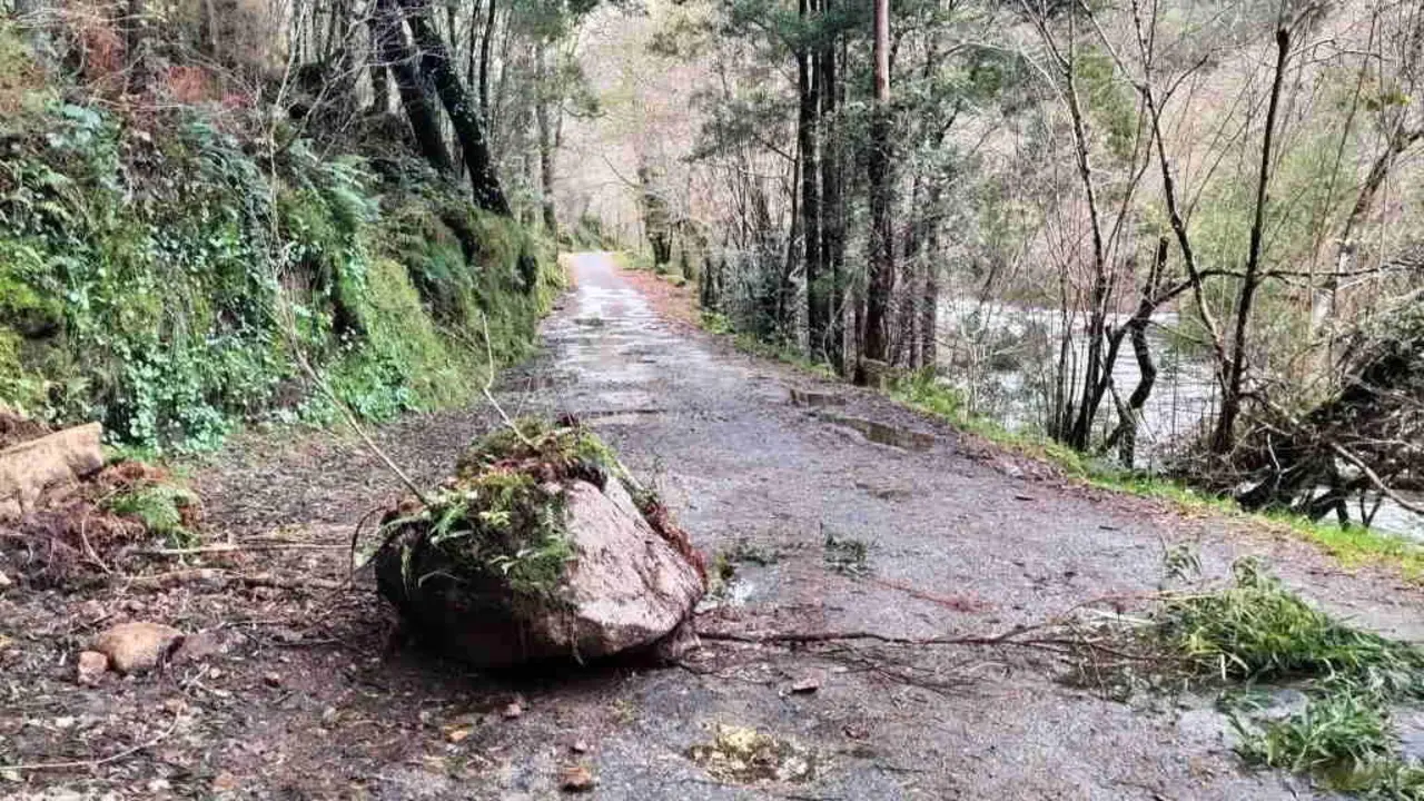 Desprendemento de pedras na estrada que conduce ao mosteriro de Caaveiro e ao interior das Fragas do Eume. (Foto: Carmen Blanco).