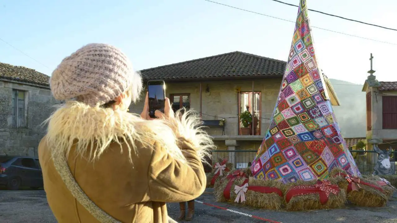 A peculiar &aacute;rbore de Nadal de Ousende, en Paderne de Allariz. (Foto: Rosa Veiga / Europa Press)