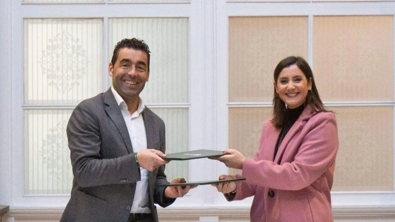 Luis L&oacute;pez e Leticia Santos, esta terza feira na sinatura do convenio. (Foto: N&oacute;s Diario)