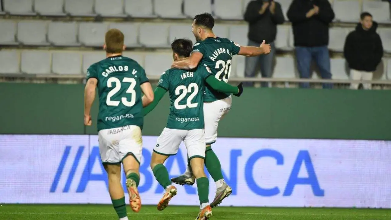 Carlos Vicente, &Aacute;lvaro Gim&eacute;nez e Iker Losada celebrando o primeiro gol ante o Tenerife o pasado domingo. (Foto: R&aacute;cing de Ferrol)