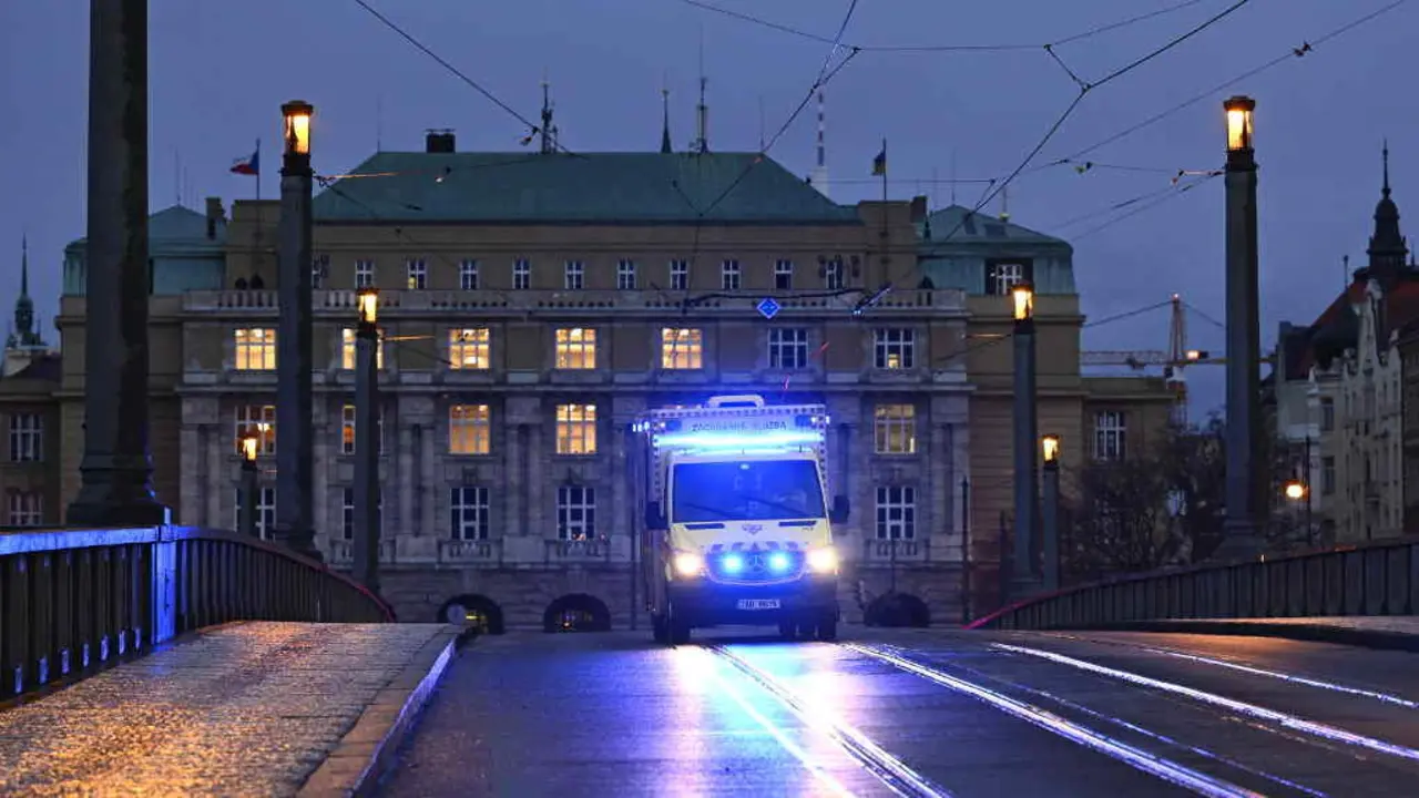 Ao fondo, a Facultade na que ocorreu o tiroteo, hoxe en Praga. (Foto: Deml Ond&oslash;ej / CTK / DPA)
