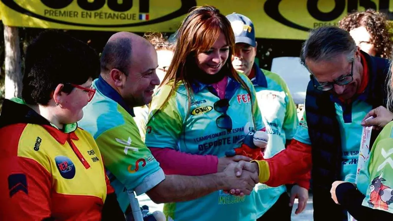 Jos&eacute; Manuel Ramil recibindo a medalla de terceiro clasificado do I Campionato estatal de Petanca de Deporte Inclusivo. (Foto: Francisco Ortega Ros)