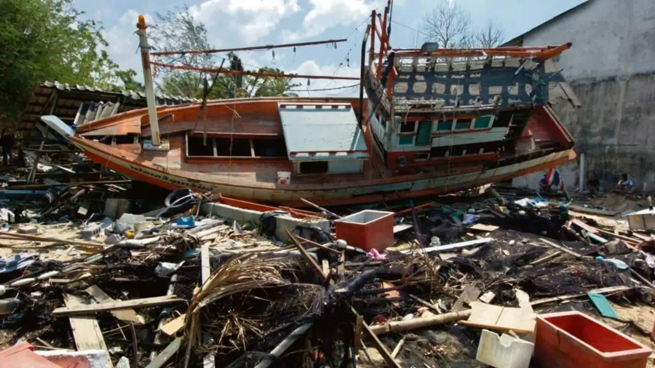 Cascallos orixinados polo tsunami que arrasou Indonesia en decembro de 2004, provocando a morte de m&aacute;is de 220.000 persoas. (Foto Boris Roessler  dpa)