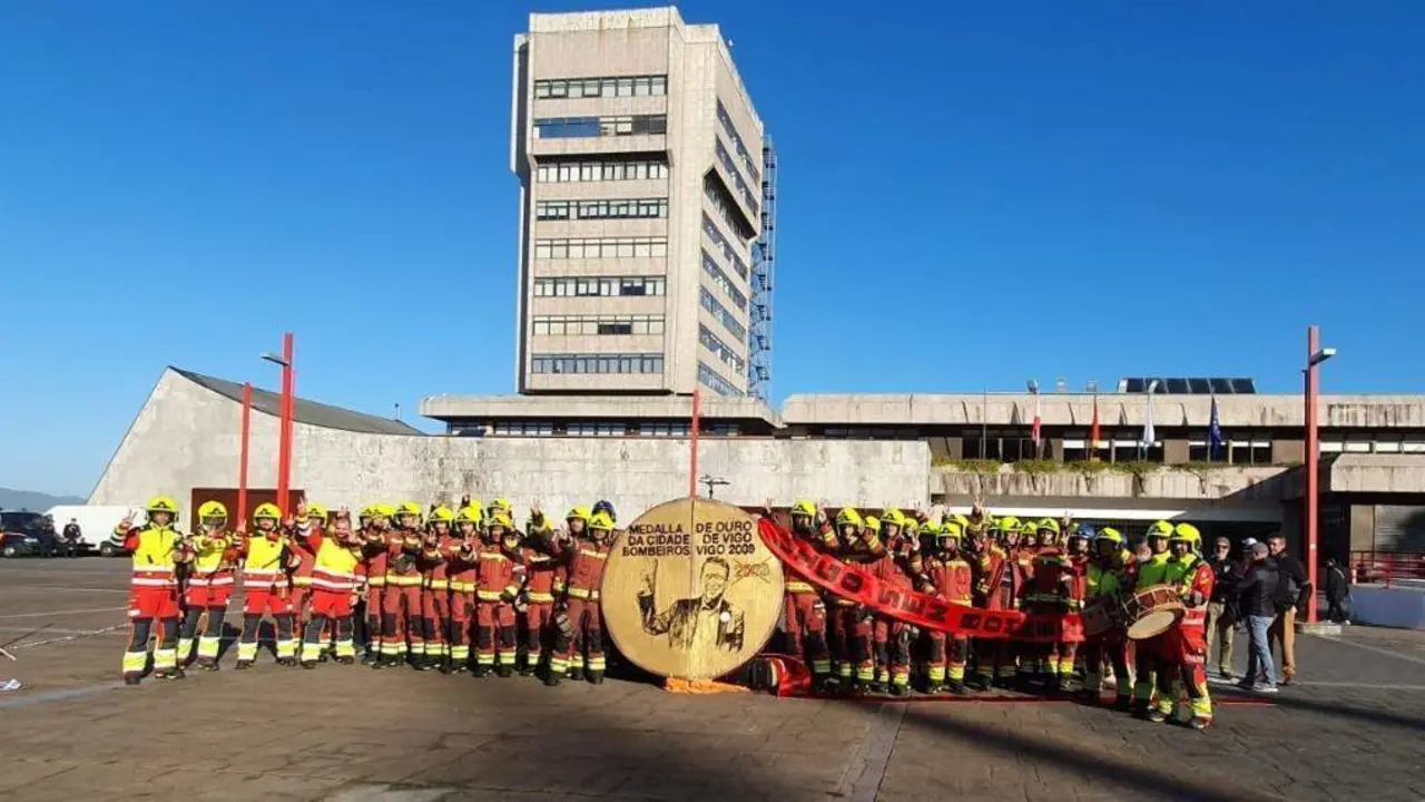 Acci&oacute;n simb&oacute;lica de protesta dos bombeiros de Vigo, hoxe, na praza do Concello. (Foto: Europa Press)