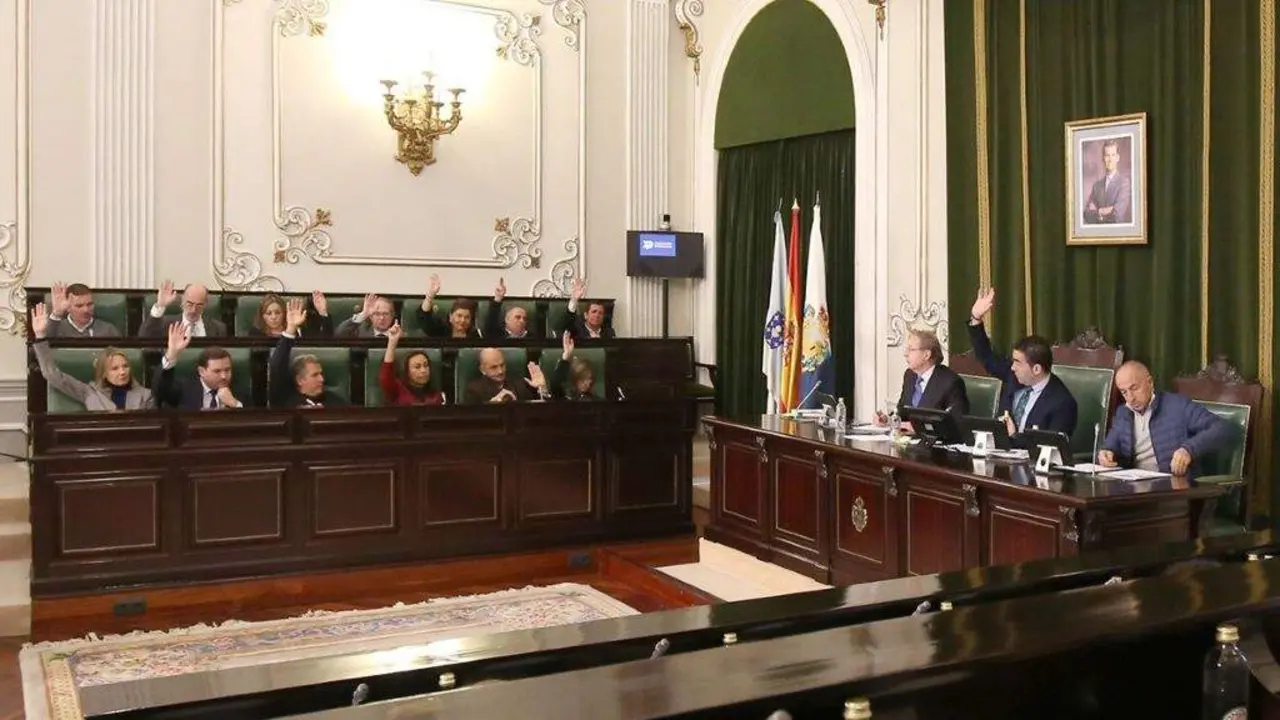 Votaci&oacute;n no pleno da Deputaci&oacute;n de Pontevedra, esta sexta feira. (Foto: N&oacute;s Diario)