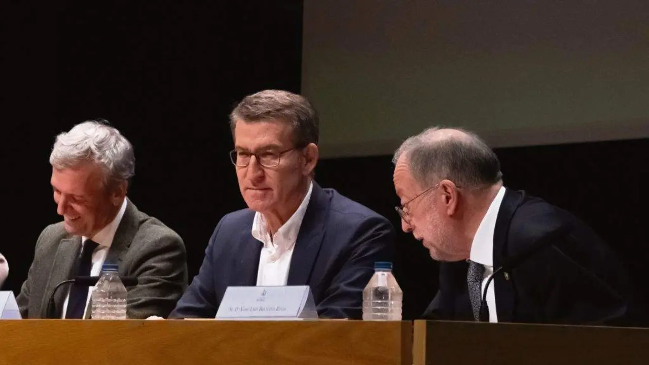 Afonso Rueda, Alberto N&uacute;&ntilde;ez Feixoo e Xos&eacute; Lu&iacute;s Barreiro Rivas en 2022 durante a presentaci&oacute;n do libro 'A prop&oacute;sito de Feijoo'. (Foto: Arxina)