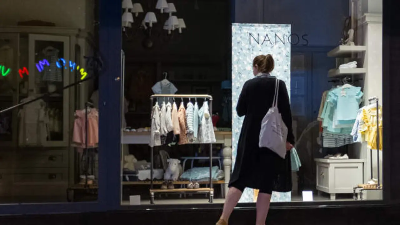 mujer_observa_escaparate_encendido_comercio_agosto_2022_santiago_compostela