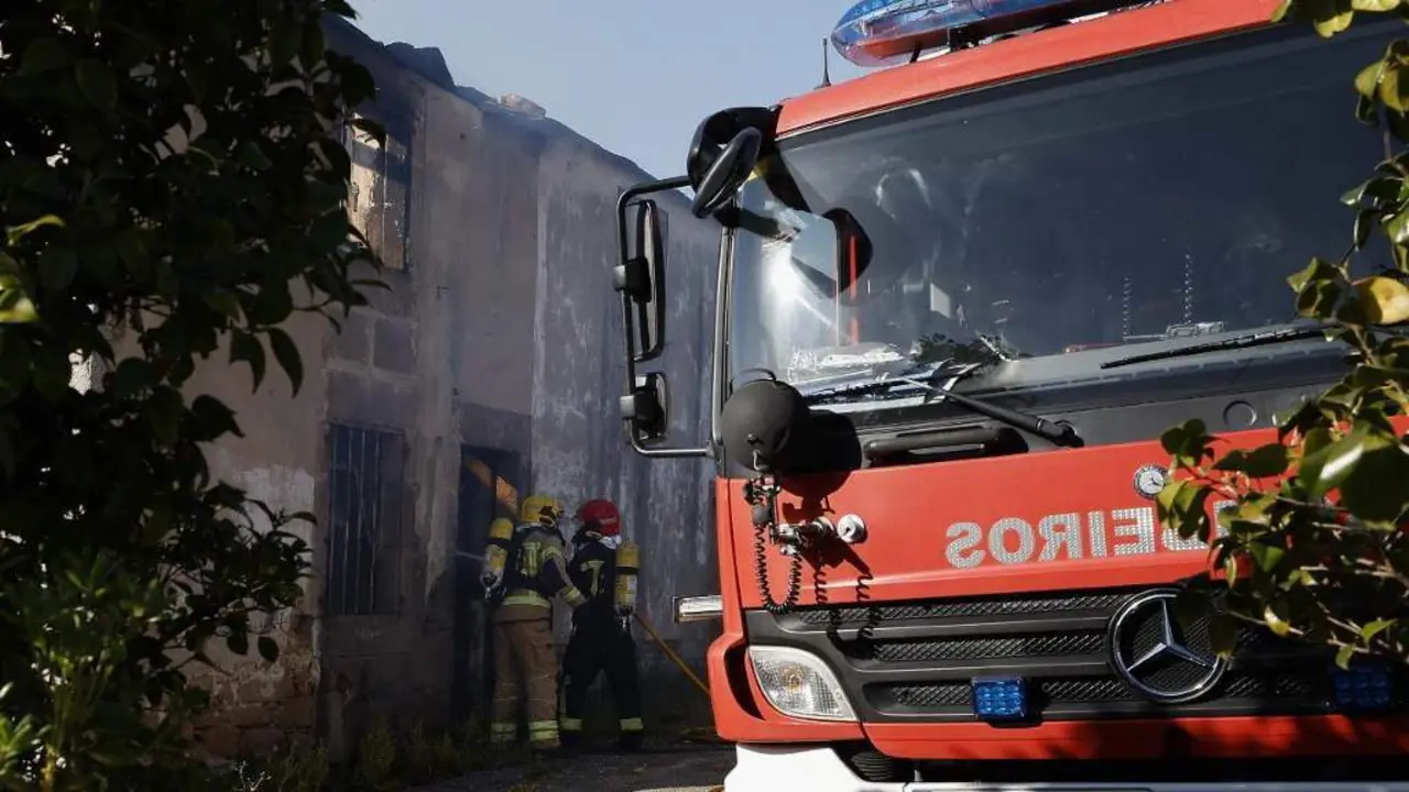 Bombeiros de Viveiro actuando nunha vivenda (Foto: N&oacute;s Diario).