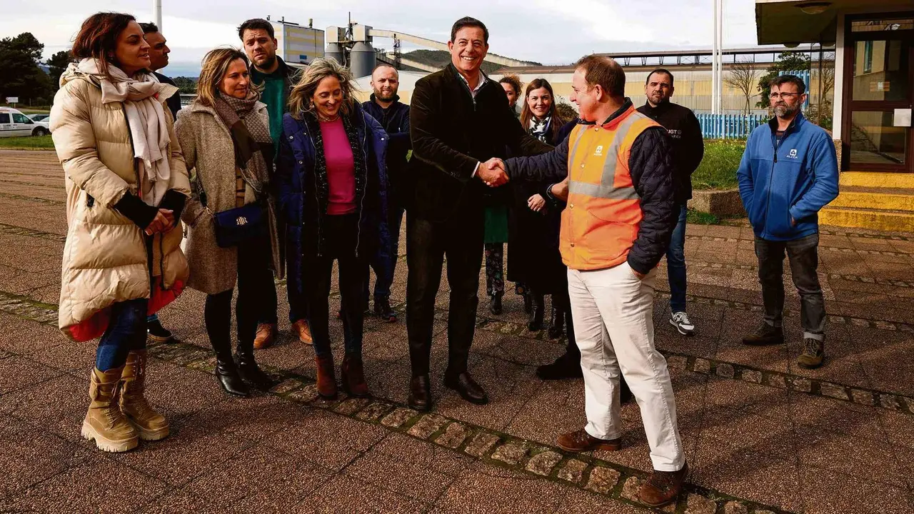 Besteiro (PSdeG) d&aacute; a man a Zan (comit&eacute; de empresa de Alcoa) (Foto: N&oacute;s Diario).