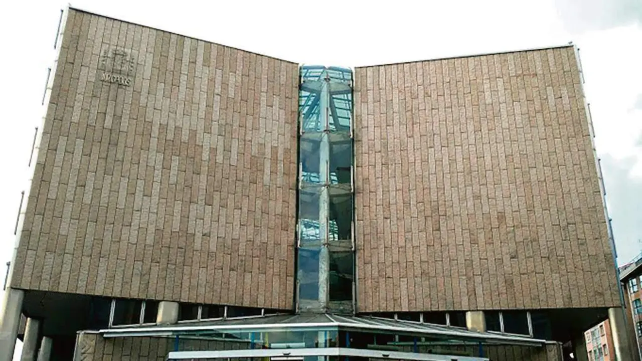 Exterior dos xulgados da Coru&ntilde;a. (Foto: N&oacute;s Diario).