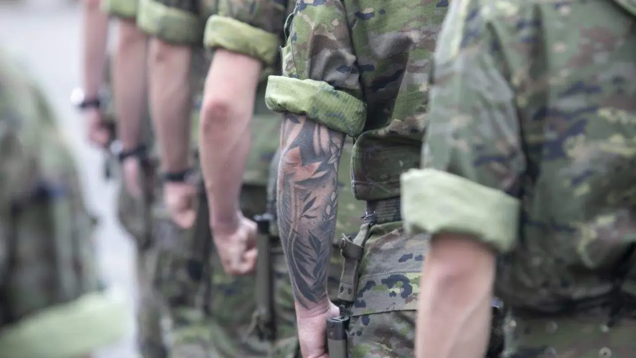 Militares espa&ntilde;ois durante un desfile. (Foto: Jorge Peteiro / Europa Press)