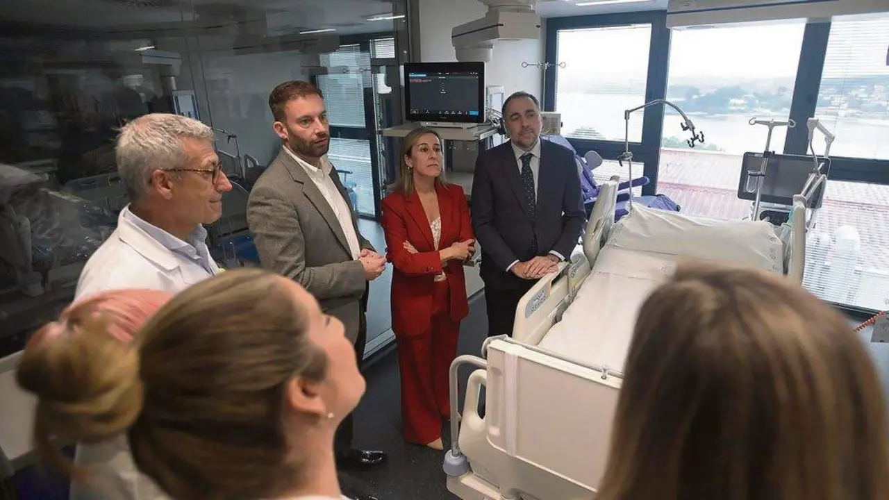 O delegado territorial da Xunta da Galiza na Coru&ntilde;a, Gonzalo Trenor, a conselleira de Infraestruturas e Mobilidade, Ethel V&aacute;zquez, e o de Sanidade, Julio Garc&iacute;a Comesa&ntilde;a, nunha visita ao CHUAC. (Foto: Xunta da Galiza)