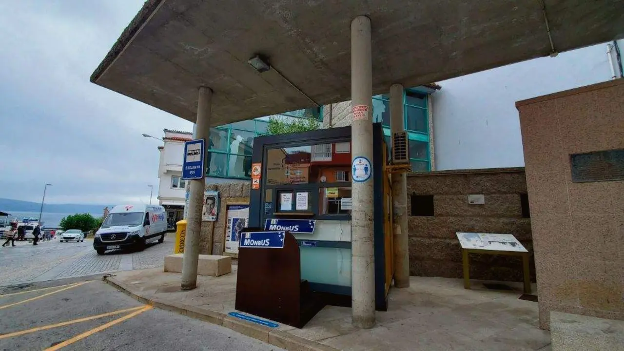 Parada de autobuses en Fisterra. (Foto: N&oacute;s Diario)