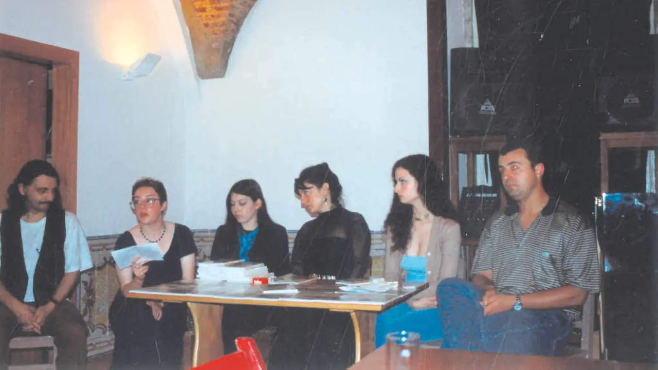 Presentaci&oacute;n de 'Mulher a facer vento' en 1998 en Lisboa. En 'Pensar &eacute; escuro' (2023) amp&uacute;tase a quen figura &aacute; dereita da foto (Foto: X.C. Dom&iacute;nguez Alberte).