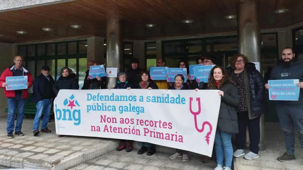 Concentraci&oacute;n en Castroverde, esta terza feira, ante o centro de sa&uacute;de. (Foto: N&oacute;s Diario)