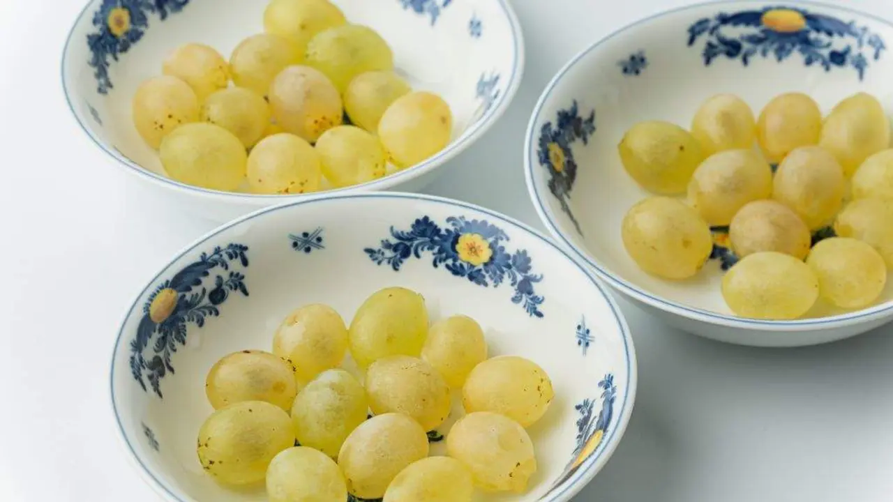 Pratos coas doce uvas das badaladas de Noitevella. (Foto: Lola F. Nogales)