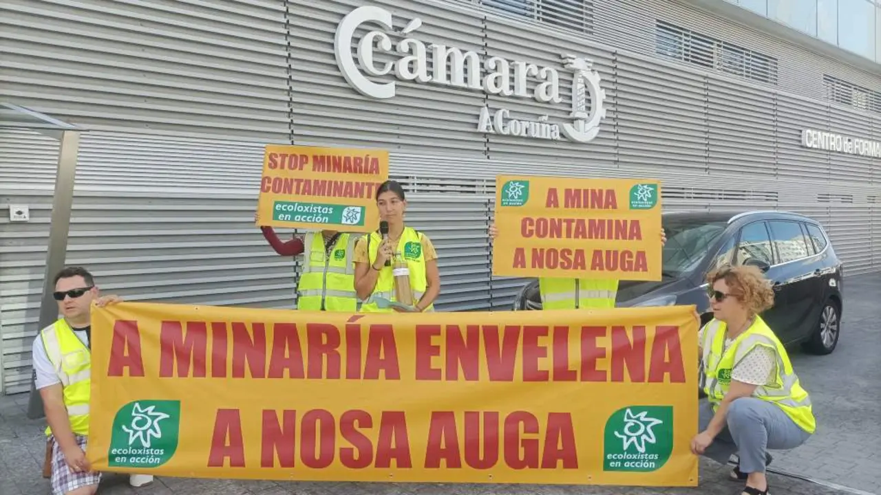 Activistas de Ecoloxistas en Acci&oacute;n levaron o pasado setembro mostras de auga contaminada de San Finx e Touro &aacute; sede da C&aacute;mara Mineira a modo de protesta. (Foto: N&oacute;s Diario)