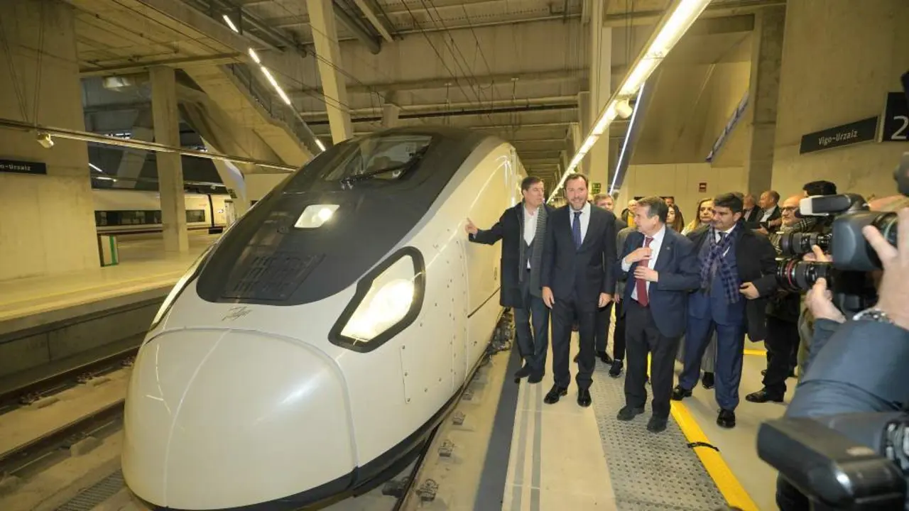 Jos&eacute; Ram&oacute;n G&oacute;mez Besteiro, &Oacute;scar Puente e Abel Caballero, hoxe, na estaci&oacute;n de tren de Vigo-Urzaiz. (Foto: Javier V&aacute;zquez / Europa Press)