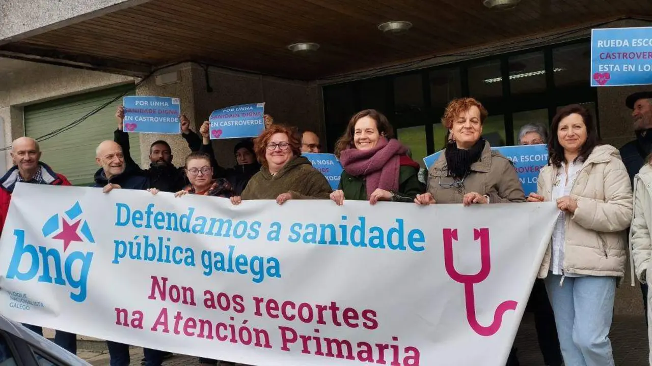 Veci&ntilde;as e veci&ntilde;os de Castroverde, esta terza feira, ante o centro de sa&uacute;de. (Foto: N&oacute;s Diario)