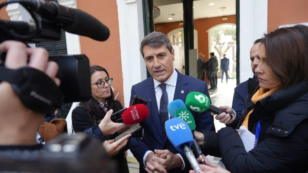O delegado do Goberno estatal, Pedro Fern&aacute;ndez, informando os medios sobre o operativo. (Foto: Francisco J. Olmo / Europa Press)