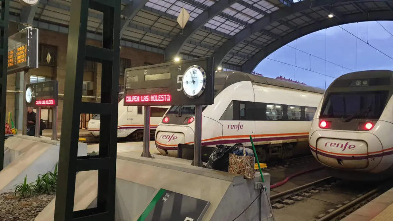 Trens parados na estaci&oacute;n da Coru&ntilde;a (Foto: N&oacute;s Diario).
