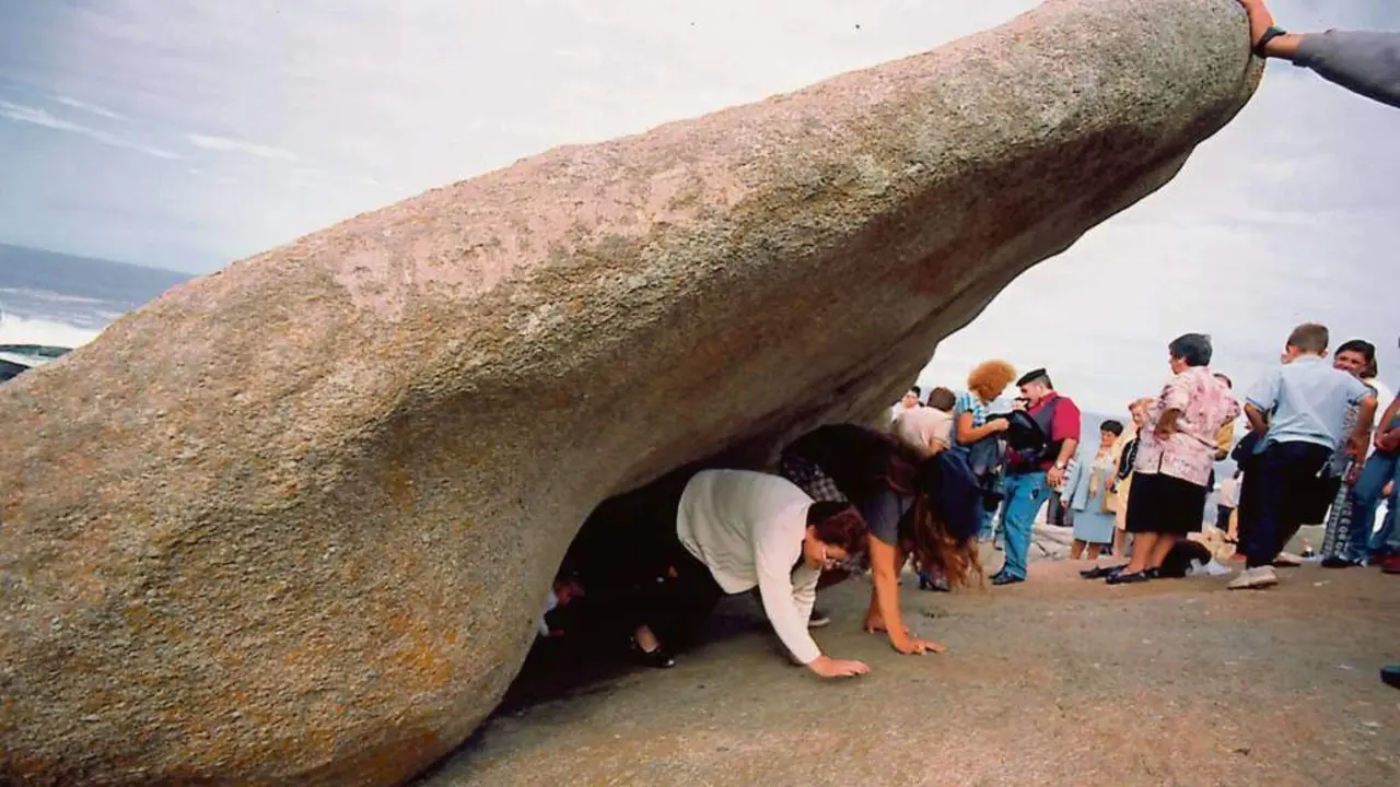 &Aacute; pedra dos cadr&iacute;s, na contorna do Santuario da Barca de Mux&iacute;a, na comarca de Fisterra, atrib&uacute;enselle propiedades curativas. (Foto: Art Natura)