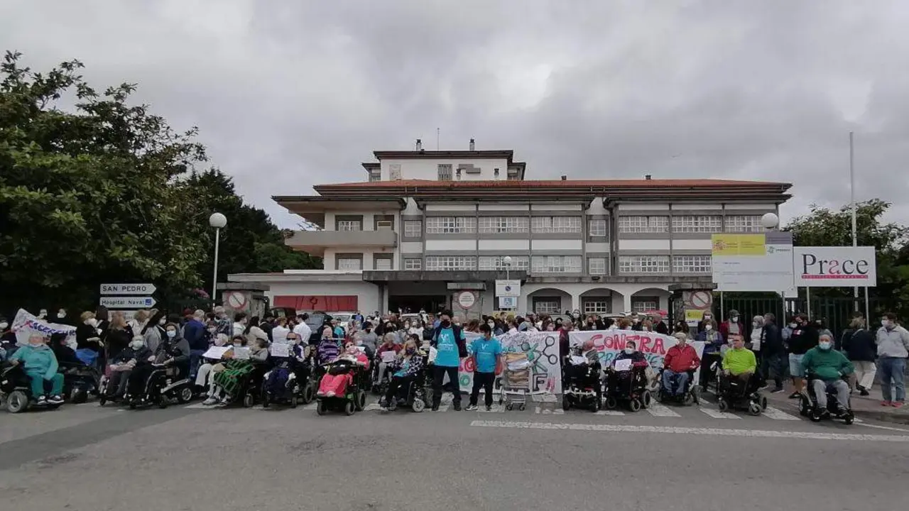 Concentraci&oacute;n &aacute;s portas do CAMF de Ferrol en maio de 2022. (Foto: Europa Press)
