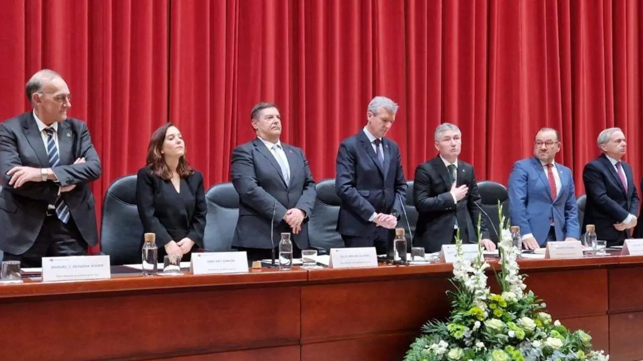Manuel Reigosa, In&eacute;s Rei, Julio Abalde, Alfonso Rueda, Ricardo Cao e Antonio L&oacute;pez, esta terza feira no acto de toma de posesi&oacute;n do novo reitor. (Foto: UDC)