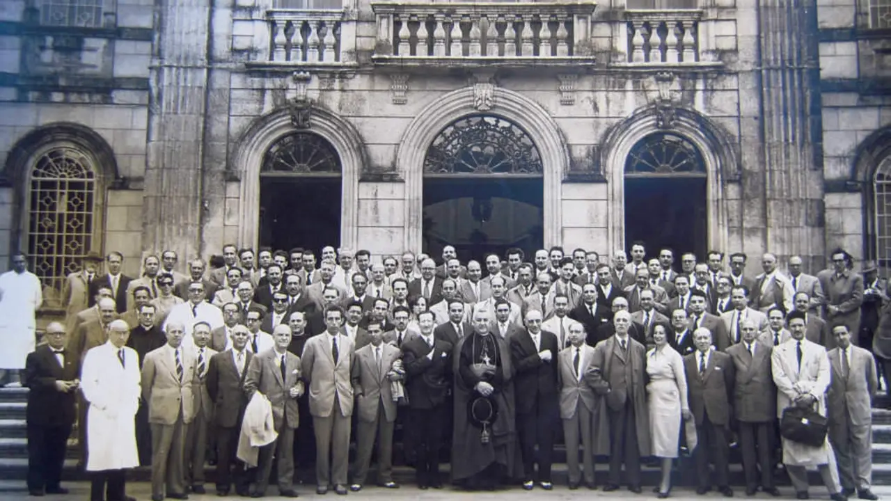 Participantes no Congreso de Neuropsiquiatr&iacute;a decorrido en Compostela en 1952, retratados diante do Psiqui&aacute;trico de Conxo (Compostela) (Foto: Cedida por David Sim&oacute;n).