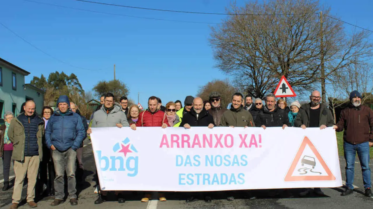 Mobilizaci&oacute;n do BNG en Taboada polo arranxa das estradas (Foto: N&oacute;s Diario).