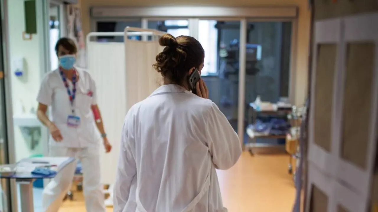 Persoal sanitario nun centro hospitalario. (Foto: Alejandro Mart&iacute;nez V&eacute;lez / Europa Press)
