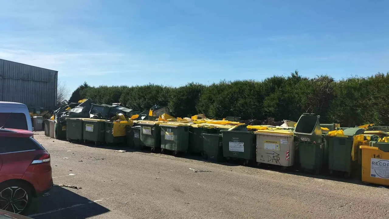 Contedores na planta de reciclaxe de Lousame (Foto: N&oacute;s Diario).