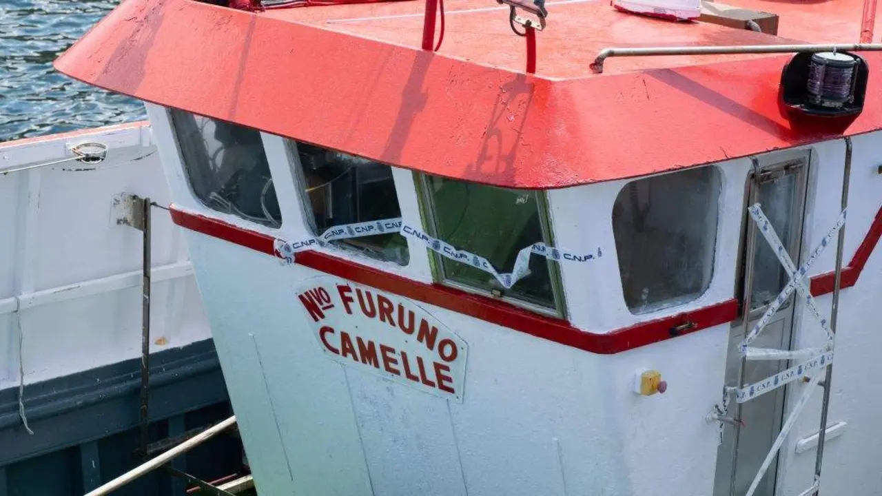 O buque 'Novo Furuno', precintado no porto de Camari&ntilde;as. (Foto: C&eacute;sar Arxina / Europa Press)