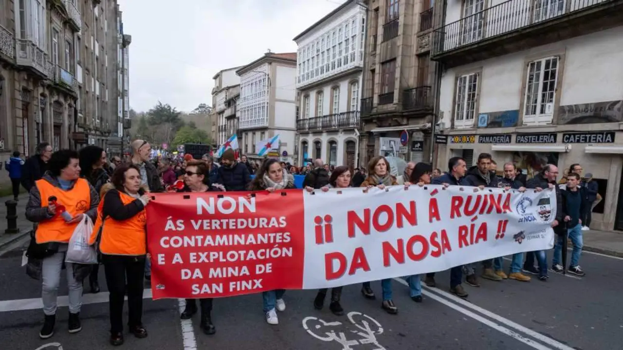 Manifestaci&oacute;n en Santiago contra a xesti&oacute;n da vertedura de pellets. (Foto: Arxina)