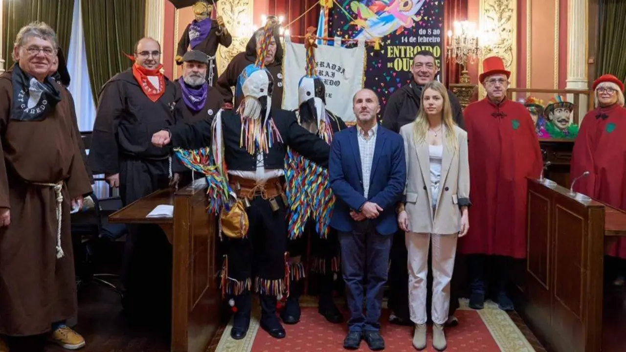 No centro, Gonzalo P&eacute;rez X&aacute;come, esta quinta feira na presentaci&oacute;n dos Entroidos 2024 de Ourense. (Foto: G. P. X.)